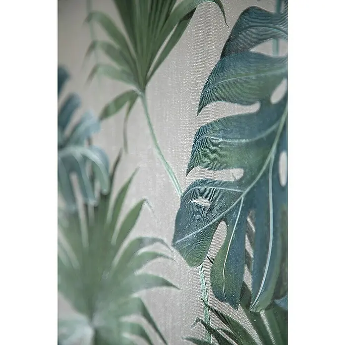 SCHÖNER WOHNEN-Kollektion New Spirit Vliestapete Fensterblatt - Grün/Weiß, Floral, 10,05 x 0,53 m - Nahaufnahme einer Monstera-Pflanze auf einer Textiltapete, die einen tropischen und botanischen Akzent setzt.