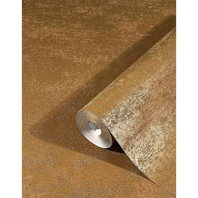 Marburg Sand & Stones Vliestapete Dune II - Kupfergold, Uni, 10,05 x 0,53 m - Nahaufnahme einer Rolle gemusterter Tapete in Goldtönen.