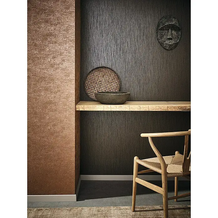 Marburg Sand & Stones Vliestapete Dune II - Kupfergold, Uni, 10,05 x 0,53 m - Elegantes Interieur mit strukturierten Tapeten in Bronze und Anthrazit, Holzregal und Stuhl. Dekoratives Wohnambiente.