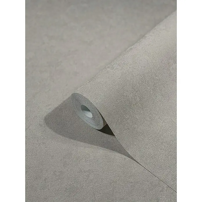 Marburg Sand & Stones Vliestapete Modernista - Taupe, Uni, 10,05 x 0,53 m - Nahaufnahme einer Rolle grauer Strukturtapete, die ihre feine Textur und dezente Farbgebung hervorhebt, ideal für moderne Innenräume.