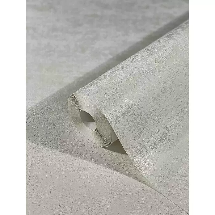 Marburg Sand & Stones Vliestapete Dune II - Silbergrau, Uni, 10,05 x 0,53 m - Eine teilweise abgerollte Rolle heller, texturierter Tapete mit metallischer Used-Optik.