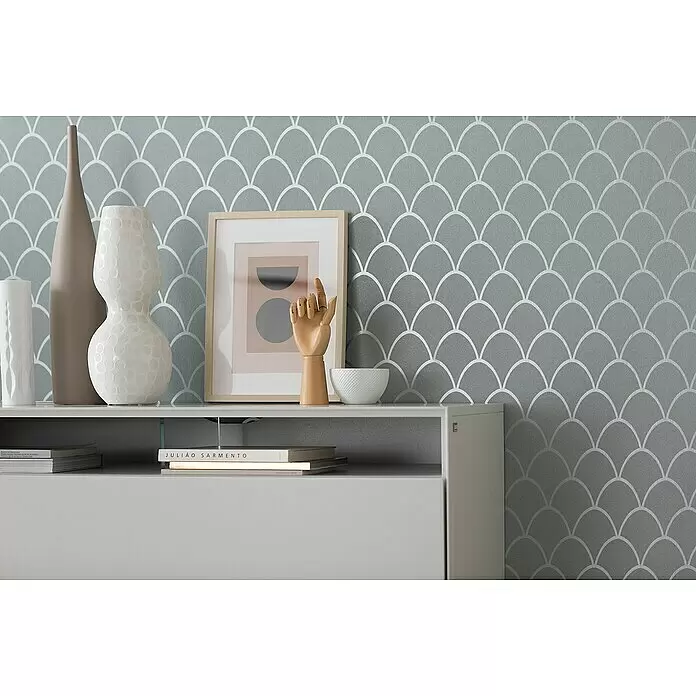 SCHÖNER WOHNEN-Kollektion New Spirit Vliestapete - Grün, Grafisch, 10,05 x 0,53 m - Graue Tapete mit weißem Schuppenmuster, passend für ein modernes Interieur.