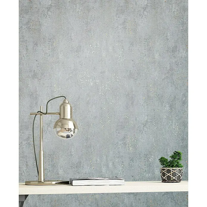 Marburg Sand & Stones Vliestapete City Glam I - Mittelgrau, Betonoptik, 10,05 x 0,53 m - Elegante Schreibtischlampe mit silbernem Finish und einer kleinen Topfpflanze, die eine moderne und stilvolle Arbeitsplatzatmosphäre schaffen.