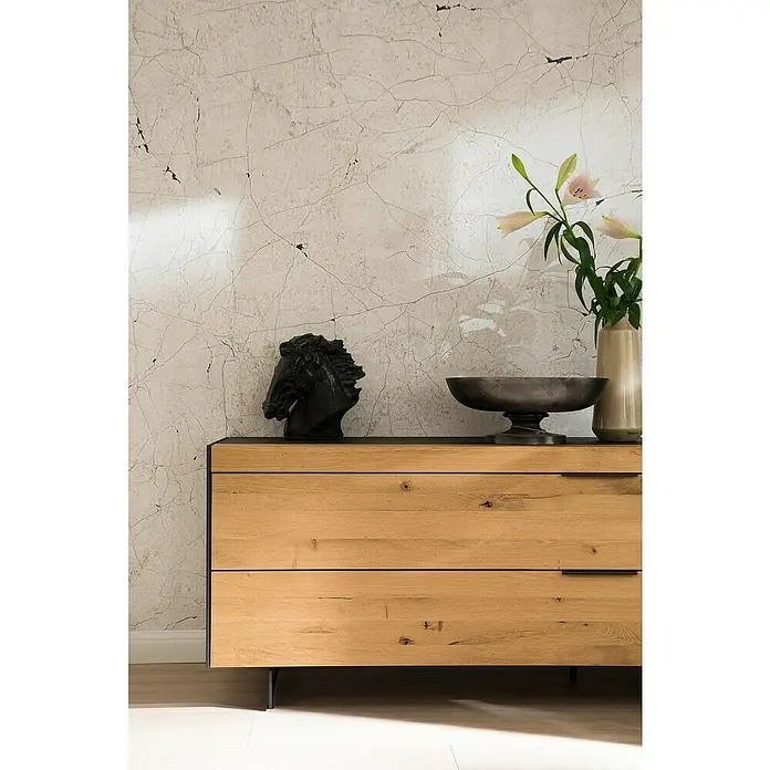 SCHÖNER WOHNEN-Kollektion New Spirit Fototapete Digitaldruck Holzstein - 212 x 270 cm, Beige - Elegante Holzkommode mit minimalistischem Design, dekoriert mit einer Pferde-Skulptur und einer Vase mit Lilien. Stilvolle Akzente für Ihr Zuhause.