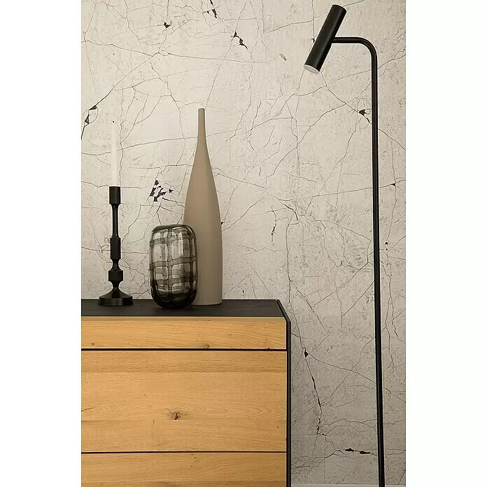 SCHÖNER WOHNEN-Kollektion New Spirit Fototapete Digitaldruck Holzstein - 212 x 270 cm, Beige - Moderne Holzkommode mit dunkler Platte und Metallrahmen, dekoriert mit Vasen, Kerze und schwarzer Stehlampe.