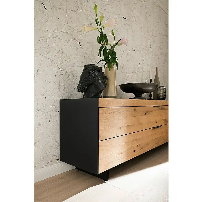 SCHÖNER WOHNEN-Kollektion New Spirit Fototapete Digitaldruck Holzstein - 212 x 270 cm, Beige - Elegantes Sideboard aus Holz und Schwarz mit dekorativen Elementen wie Pferdeskulptur und Blumen in Vase, das jedem Raum eine stilvolle Note verleiht.