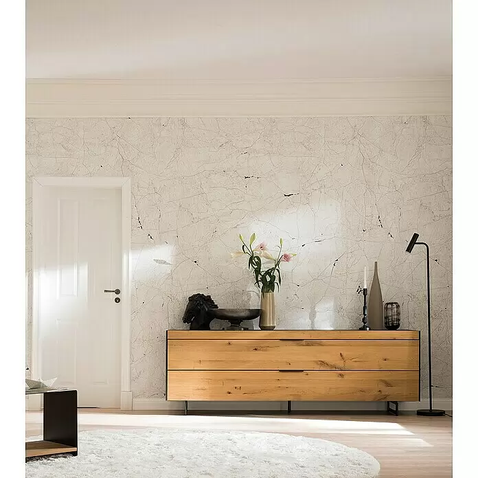 SCHÖNER WOHNEN-Kollektion New Spirit Fototapete Digitaldruck Holzstein - 212 x 270 cm, Beige - Ein langes Sideboard aus heller Eiche mit schwarzen Griffen und Rahmen in einem modernen Wohnzimmer.