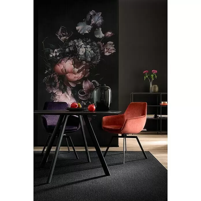 SCHÖNER WOHNEN-Kollektion New Spirit Fototapete Digitaldruck Blumenstrauß - 159 x 270 cm - Schwarzer Esstisch und zwei Samtstühle in einem dunklen, eleganten Esszimmer mit Blumenmuster-Tapete.