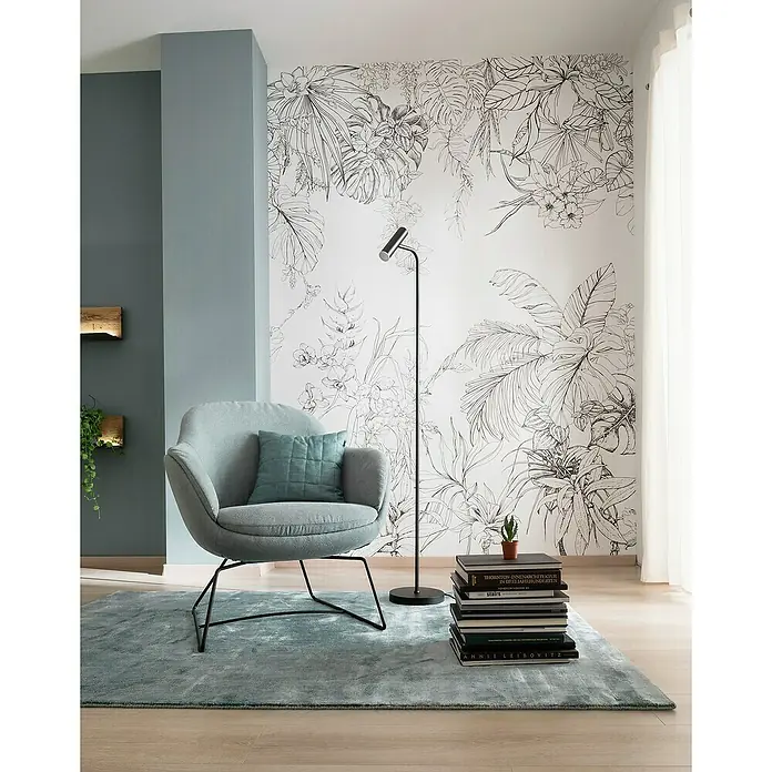 SCHÖNER WOHNEN-Kollektion New Spirit Fototapete Digitaldruck Blüten - 212 x 270 cm, Schwarz/Weiß - Einladender Lesebereich mit einem stilvollen Sessel in sanften Blau- und Grautönen, ergänzt durch einen flauschigen Teppich und eine Stehlampe.