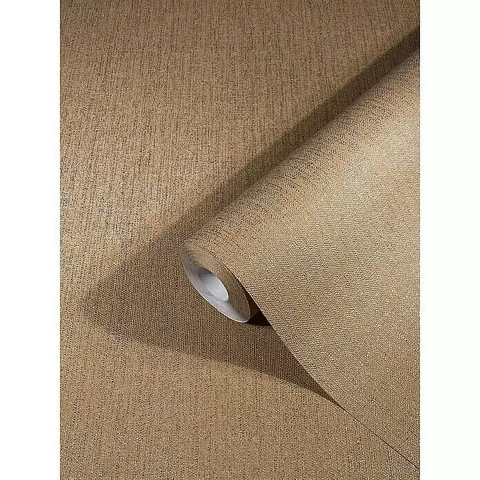 SCHÖNER WOHNEN-Kollektion New Spirit Vliestapete - Strukturbraun, Uni, 10,05 x 0,53 m - Texturierte beige Tapetenrolle mit subtilen metallischen Goldpartikeln, entrollt, um ihr gewebtes Muster zu zeigen.