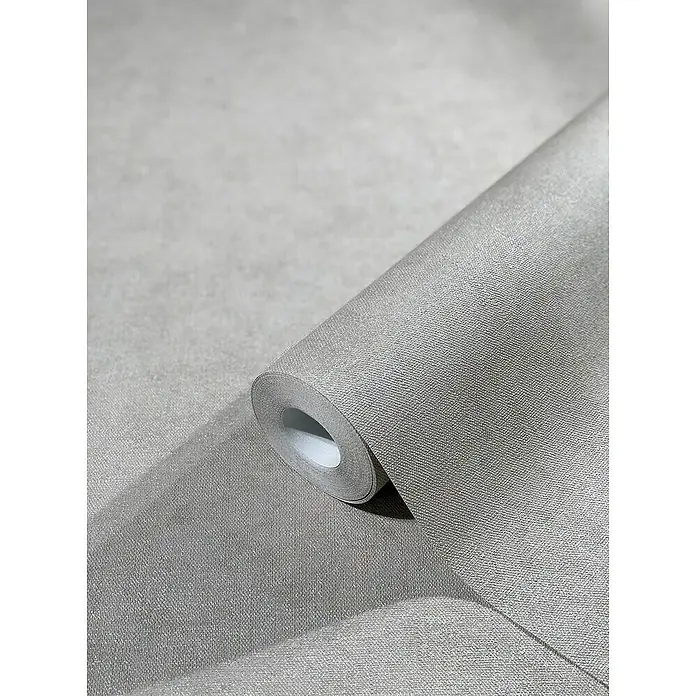 Marburg Sand & Stones Vliestapete Shades - Dunkelbeige, Uni, 10,05 x 0,53 m - Nahaufnahme einer Rolle grauer Textiltapete mit feiner Struktur, ideal für moderne Wohnräume.\n