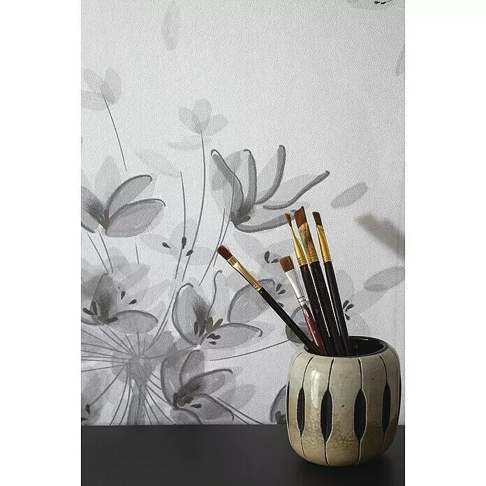 SCHÖNER WOHNEN-Kollektion New Spirit Fototapete Digitaldruck - 212 x 270 cm - Verschiedene Künstlerpinsel in einer dekorativen beigefarbenen Keramikvase mit schwarzen Mustern auf dunkler Oberfläche.