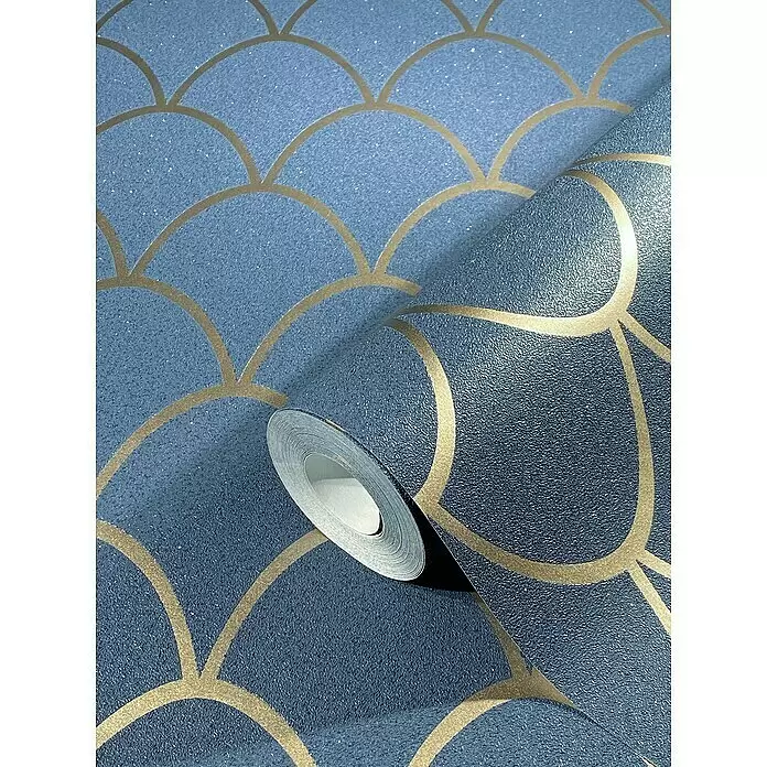 SCHÖNER WOHNEN-Kollektion New Spirit Vliestapete - Blau/Gold, Grafisch, 10,05 x 0,53 m - Blaue Glitzer-Tapete mit goldenem Schuppenmuster, teilweise abgerollt, um ihre Textur zu zeigen.