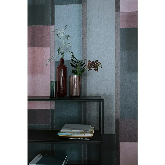 SCHÖNER WOHNEN-Kollektion New Spirit Fototapete Digitaldruck Nuance - 212 x 270 cm, Grau/Grün - Bücherregal mit Vasen und Büchern vor einer geometrischen Tapete in Rosa, Blau und Grau für ein modernes Raumambiente.