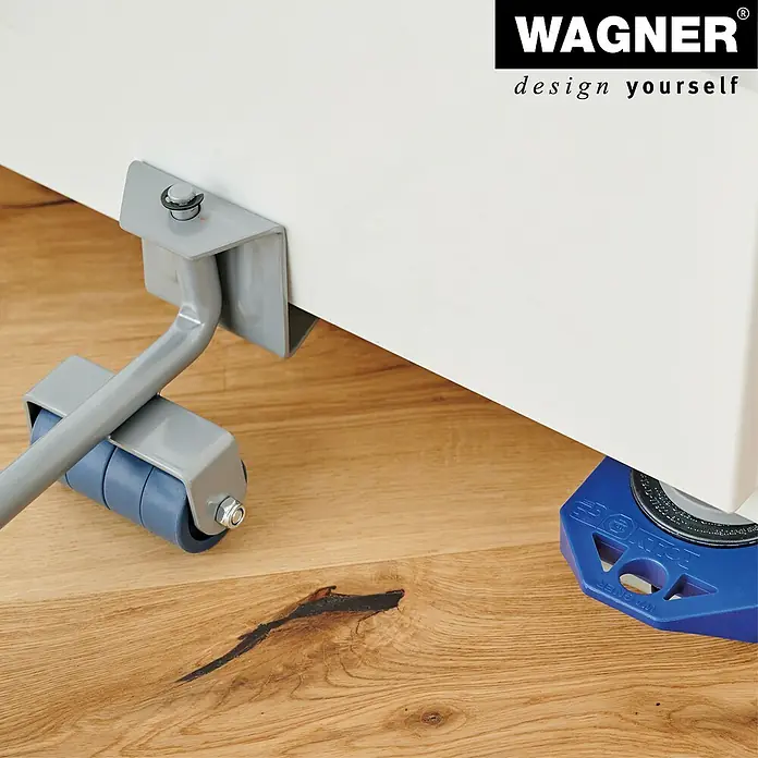 Wagner System Transportroller MM 3121 - Traglast: 150 kg, Stahl - Nahaufnahme eines Möbelrollers von Wagner, der unter einem weißen Schrank steht, auf einem Holzboden.