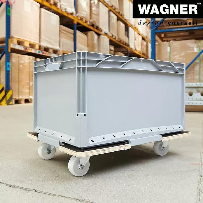 Wagner System Transportroller MM 1381 - L x B x H: 640 x 440 x 100 mm, Traglast: 250 kg, Holz - Graue Kunststoff-Lagerbox auf Holz-Transportroller mit weißen Rollen, ideal für die Lagerlogistik.