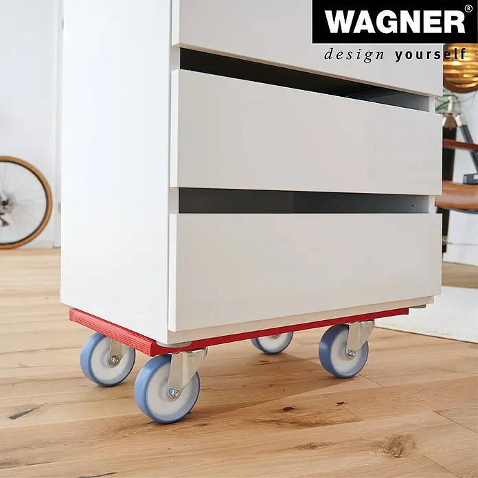 Wagner System Transportroller MM1396 - L x B x H: 57,5 x 30 x 12,3 cm, Traglast: 400 kg, Holz - Rollcontainer mit roten Rollbrett und blauen Rädern von Wagner, ideal für flexibles Büro oder Zuhause. Designen Sie Ihre Möbel einfach selbst.