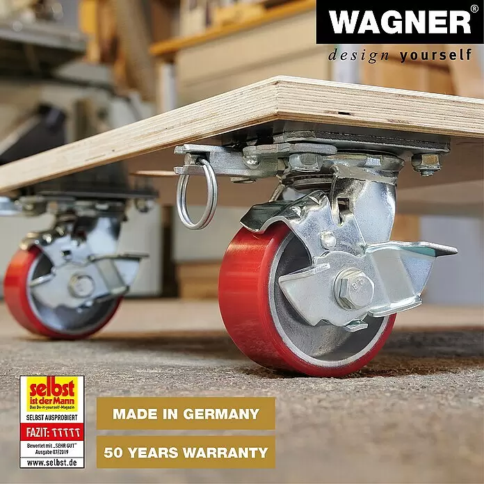 Wagner System Transportroller MM 1348 - L x B x H: 78 x 59 x 16 cm, Traglast: 1.000 kg, Holz - Hölzerne Transportplatte mit roten Lenkrollen, eine Rolle mit angezogener Bremse.
