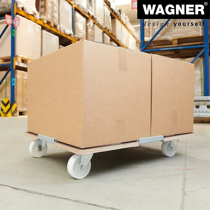 Wagner System Transportroller Barrera MM 1379 - L x B x H: 80 x 60 x 13,5 cm, Traglast: 400 kg, Holz - Das Bild zeigt einen Transportroller mit Kartons in einem Lager. Der Rollwagen erleichtert den Transport schwerer Lasten.