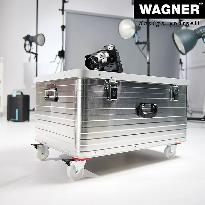 Wagner System Transportroller Protection MM 1375 - L x B x H: 710 x 440 x 123 mm, Traglast: 200 kg, Holz - Wagner Transportbox aus Aluminium mit Rollen und einer Kamera oben drauf, ideal für den Transport von Ausrüstung.