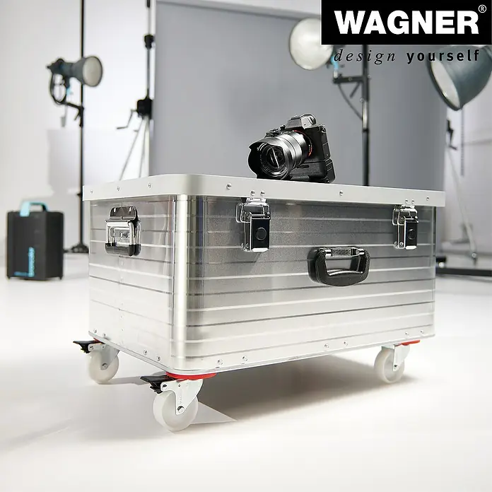 Wagner System Transportroller Protection MM 1370 - L x B x H: 600 x 400 x 123 mm, Traglast: 200 kg, Holz - Das Bild zeigt eine mobile Aluminiumbox mit Kamera, die sich ideal für den Transport von Fotoausrüstung eignet.