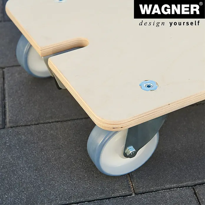 Wagner System Transportroller Star Carrier Extendable MM 1333 - Traglast: 200 kg, Holz - Nahaufnahme eines Rollbretts von Wagner mit hellen Holzplatten und grauen Rädern auf dunklem Pflaster.