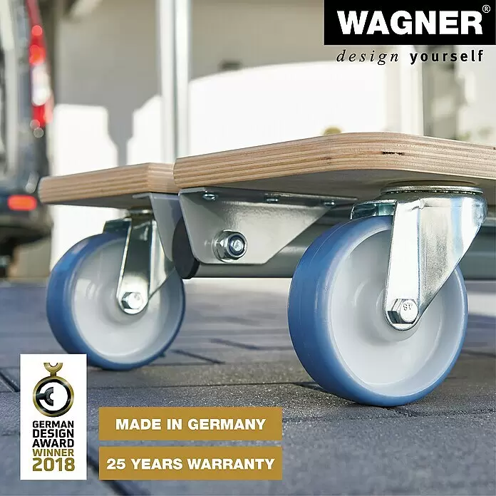Wagner System Transportroller Star Carrier Extendable MM 1333 - Traglast: 200 kg, Holz - Ein Umzugroller aus Holz mit blau-weißen Lenkrollen auf gepflastertem Untergrund, bereit zum Transport.