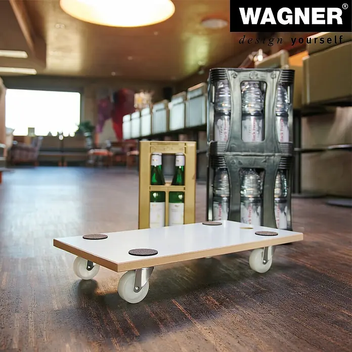 Wagner System Transportroller MM 1319 - L x B x H: 57,5 x 30 x 10 cm, Traglast: 200 kg, Holz - Aufnahme eines WAGNER Möbelrollers mit Getränkekisten im Hintergrund. Der Rollwagen zeichnet sich durch seine Mobilität und Robustheit aus.