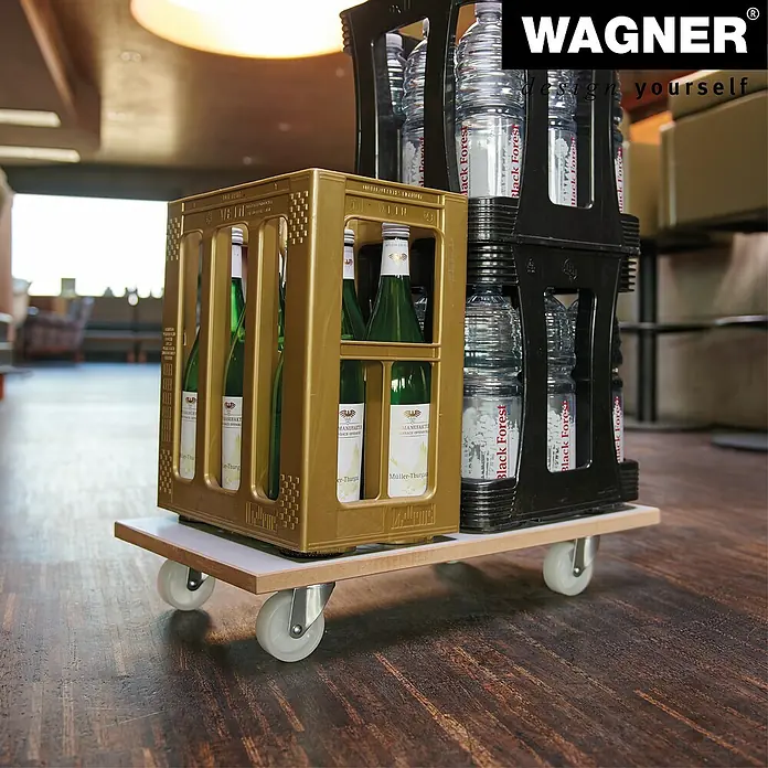 Wagner System Transportroller MM 1319 - L x B x H: 57,5 x 30 x 10 cm, Traglast: 200 kg, Holz - Das Bild zeigt einen goldenen Getränkekasten mit Weinflaschen und einen schwarzen Getränkekasten mit Wasserflaschen auf einem Rollbrett.