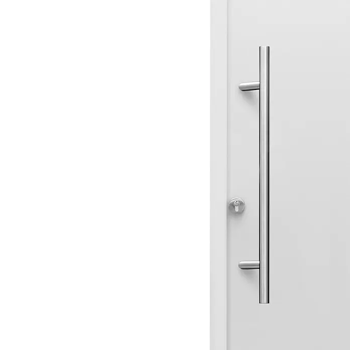 Splendoor Haustür Thermodoor PLUS SP45W100 x 210 cm, DIN Anschlag: Rechts, Verkehrsweiß - Silberner, langer Türgriff an einer weißen Tür mit Schloss, elegantes Design für moderne Eingänge.