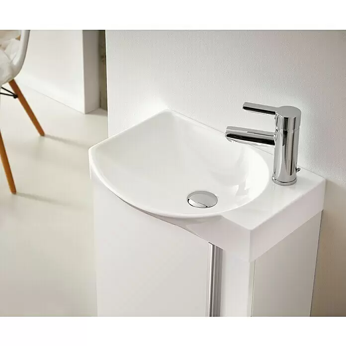 Riva Conjunto de mueble de baño Elegance - Ancho total del mueble de baño: 45,2 cm, Blanco, Brillante - Lavabo de esquina blanco con grifo cromado moderno, instalado en un espacio compacto.