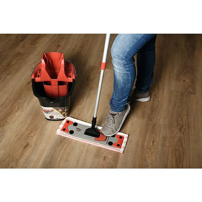 Sprintus Bodenwisch-Set Click N Press + Staubmop - 12 l, 5 -tlg., Materialzusammensetzung Bezug: 80 % Mikrofaser, 20 % weiche Abrasivborsten - Aufnahme eines Wischmopp-Sets mit Auswringeimer, während jemand mit einem Fuß darauf steht. Perfekt für die schnelle und effiziente Reinigung von Böden.