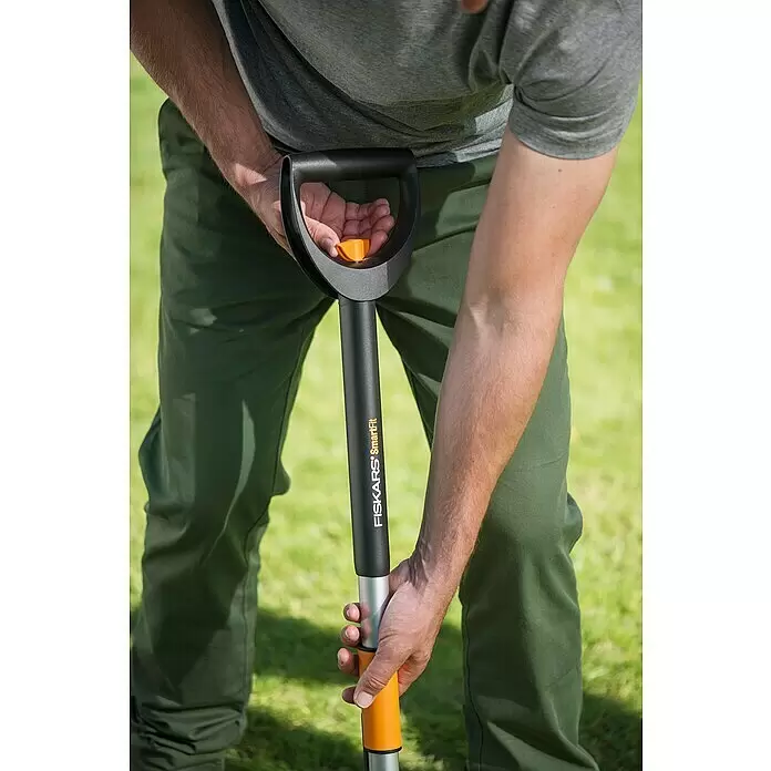 Fiskars Teleskop-Unkrautstecher SmarFit - Länge Stiel: 99 cm - 119 cm - Anwendungsbeispiel