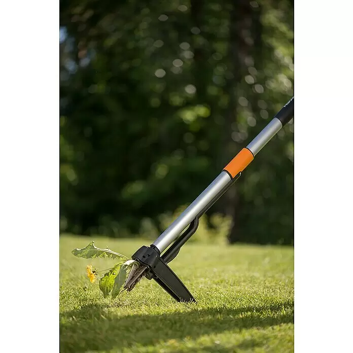 Fiskars Teleskop-Unkrautstecher SmarFit - Länge Stiel: 99 cm - 119 cm - Anwendungsbeispiel