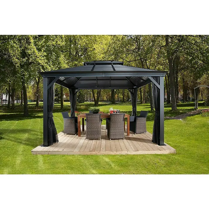 Sojag Standard-Pavillon Mykonos 1014 - B x T: 425 x 299 cm, Anthrazit, Aluminium - Dunkelgrauer Metallpavillon mit schwarzen NetSonnenschutz auf Holzterrasse im Garten, mit Essmöbeln.