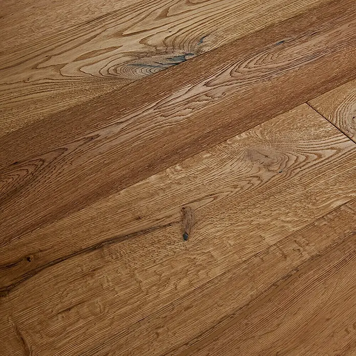 Parkett - Eiche Antik Laax, Landhausdiele, 1.900 x 190 x 15 mm - Nahaufnahme eines Holzbodens, der die natürliche Maserung und die warmen Farbtöne des Holzes hervorhebt.