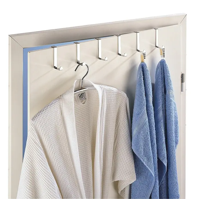 Wenko Gancho de puerta - Acero inoxidable, 6 ud. - Un colgador sobre la puerta con múltiples ganchos sostiene un albornoz y toallas azules, proporcionando una solución de almacenamiento elegante.