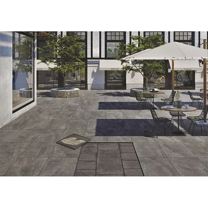 Terrassenfliese Click and Go Trend Black - 60 x 60 cm, Schwarz, Matt - Terrassenbild mit grauen Bodenfliesen und Sitzgelegenheiten vor Geschäften.