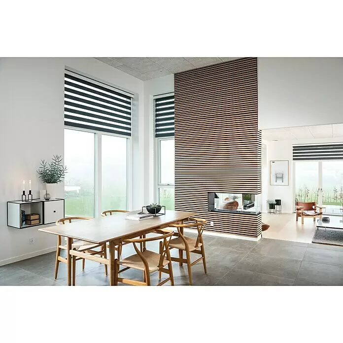 FibroTech Akustikpaneel Premium - Light Oak, 2.440 x 605 x 22 mm - Moderner Holzesstisch mit vier Wishbone-Stühlen in einem hellen Esszimmer.