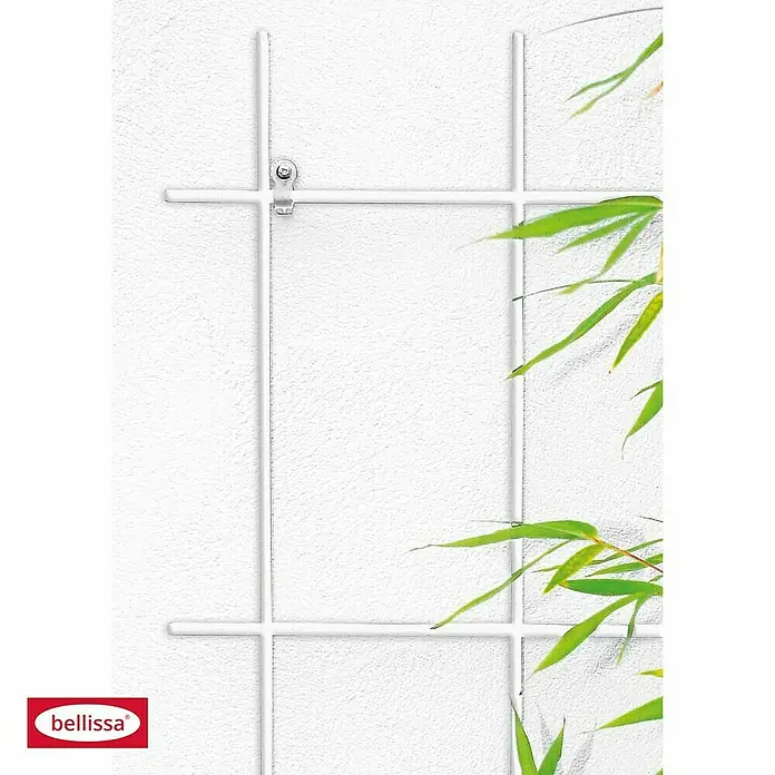 Bellissa Wandspalier - 75 x 150 cm, Materialstärke: 5 mm, Anzahl Streben: 5 Stk., Weiß - Ein weißes Rankgitter von Bellissa an einer weißen Wand, teilweise mit grünen Pflanzen bewachsen, bietet eine stilvolle Kletterhilfe.