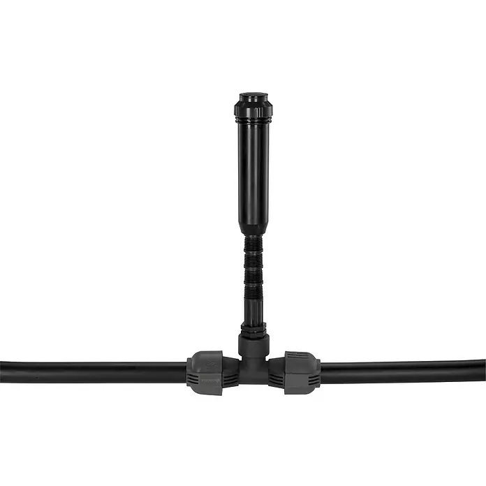 Gardena Sprinklersystem T-Stück - 25 mm, ¾″ (Innengewinde) - Nahaufnahme eines schwarzen GARDENA Micro-Drip-System Sprinklers, der an ein schwarzes Verbindungsstück und ein Rohr angeschlossen ist.