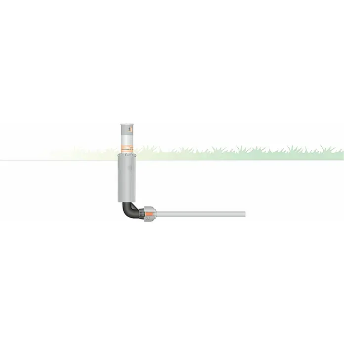 Gardena Sprinklersystem L-Stück - Schnellverbinder, ¾″ (Außengewinde) - Nahaufnahme eines versenkbaren Sprinklersystems für die Gartenbewässerung, das auf einer Rasenfläche installiert ist.