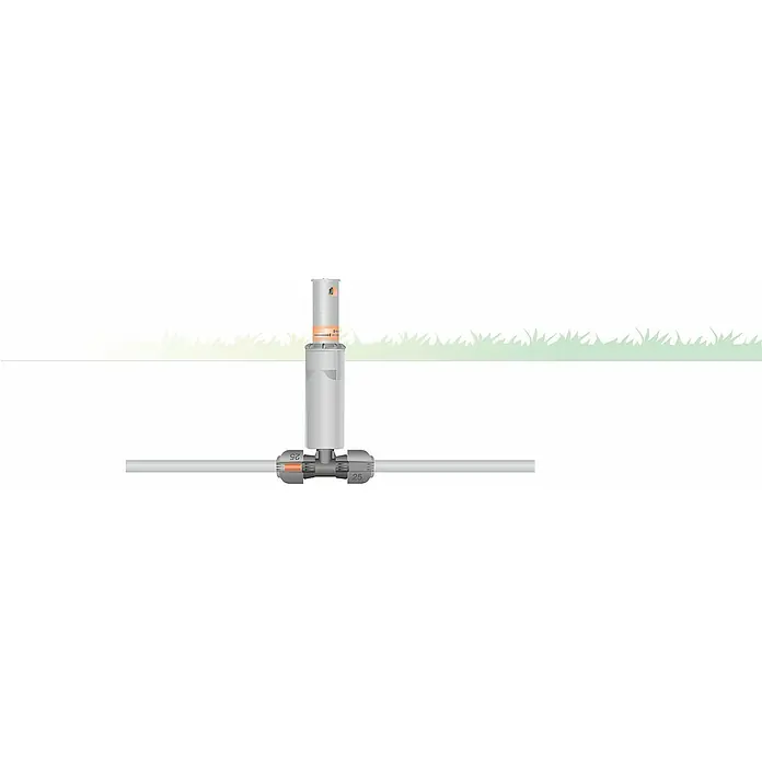 Gardena Sprinklersystem T-Stück - ½″ (Außengewinde) - Ein Gardena Pipeline Viereckregner im Garten. Das System mit versenkbarem Regner ist ideal für die Rasenbewässerung.