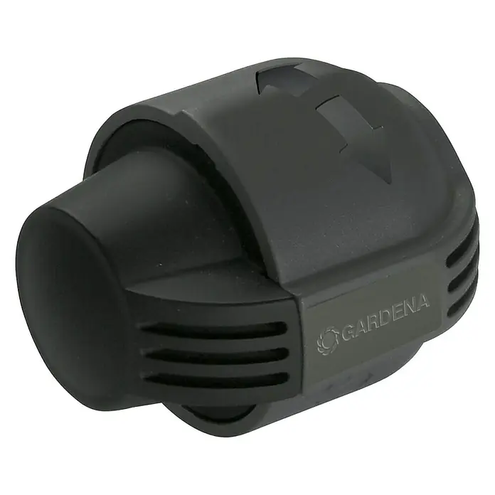 Gardena Sprinklersystem Endstück - Durchmesser: 25 mm - Nahaufnahme eines schwarzen Gardena-Gerätedeckel mit einem Pfeil, der die Bedienung des Werkzeugs andeutet.