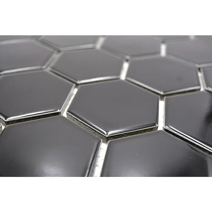 Mosaikfliese Hexagon Uni HX 090 - 32,5 x 28,1 cm, Schwarz, Glänzend - Nahaufnahme von glänzenden, sechseckigen, anthrazitfarbenen Keramikfliesen mit weißen Fugen, die ein modernes Mosaikmuster bilden.