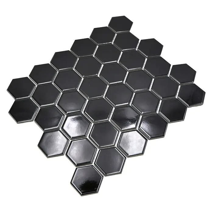 Mosaikfliese Hexagon Uni HX 090 - 32,5 x 28,1 cm, Schwarz, Glänzend - Schwarze, glänzende Sechseckfliesen, die ein modernes und stilvolles Design für jeden Raum bieten. Die Fliesen sind auf einem Netz montiert.