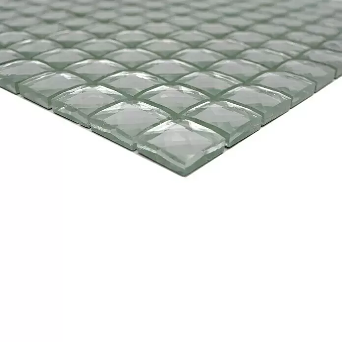 Mosaikfliese Quadrat Crystal XCM SV829 - 30 x 30 cm, Weiß, Glänzend - Nahaufnahme von hellgrünen/klaren Glasmosaikfliesen mit facettierten, kissenartigen Oberflächen, in einem Raster angeordnet.
