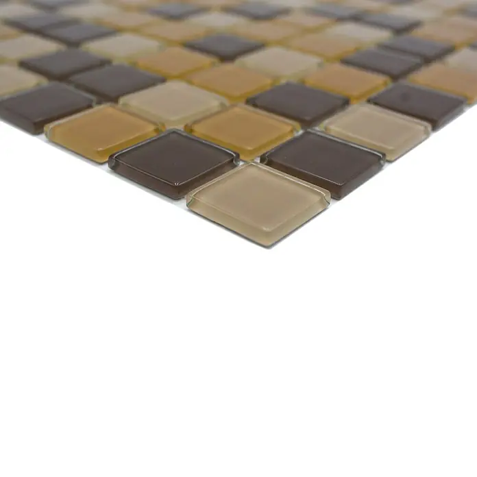 Mosaikfliese Quadrat Crystal Mix CM 4555 - 32,7 x 30,2 cm, Braun/Orange/Beige, Glänzend - Ein Nahaufnahmebild von einem Mosaik aus quadratischen Glasfliesen in Braun-, Beige- und Goldtönen, die ein dekoratives Muster bilden.