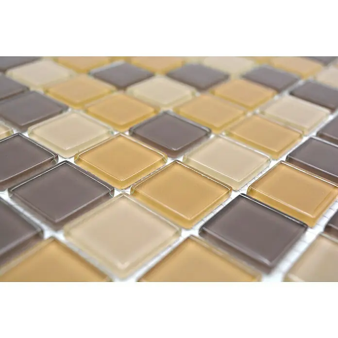 Mosaikfliese Quadrat Crystal Mix CM 4555 - 32,7 x 30,2 cm, Braun/Orange/Beige, Glänzend - Nahaufnahme von quadratischen Mosaikfliesen in Braun-, Beige- und Gelbtönen, ideal für Küchen- und Badgestaltungen.