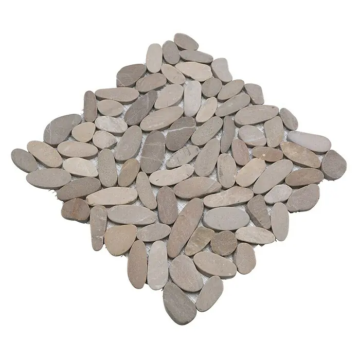 Mosaikfliese Kiesel Uni XKS IN10 - 30,5 x 30,5 cm, Beige, Matt - Nahaufnahme einer quadratischen Matte mit beigen Kieselsteinen, die ein natürliches und dekoratives Element für Boden- oder Wandbeläge bietet.